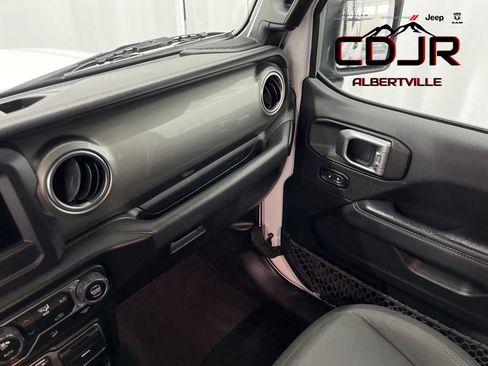 Used 2020 Jeep Wrangler Unlimited Sahara AWD/4WD image 30