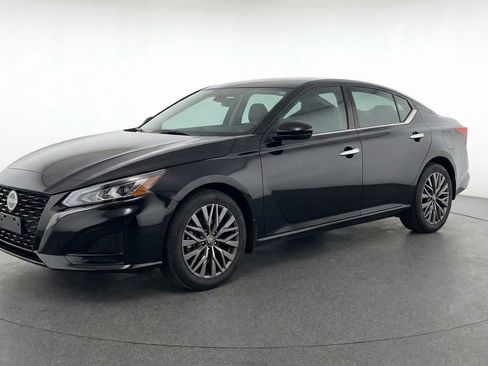 Used 2025 Nissan Altima 2.5 SV image 3