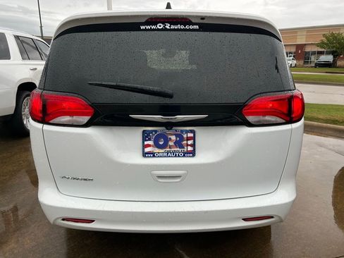 Used 2023 Chrysler Voyager LX image 7