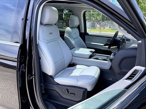 Used 2025 Ford Expedition Platinum w/ Driver's Package AWD/4WD image 7