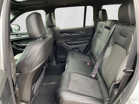 New 2025 Jeep Grand Cherokee Altitude image 19