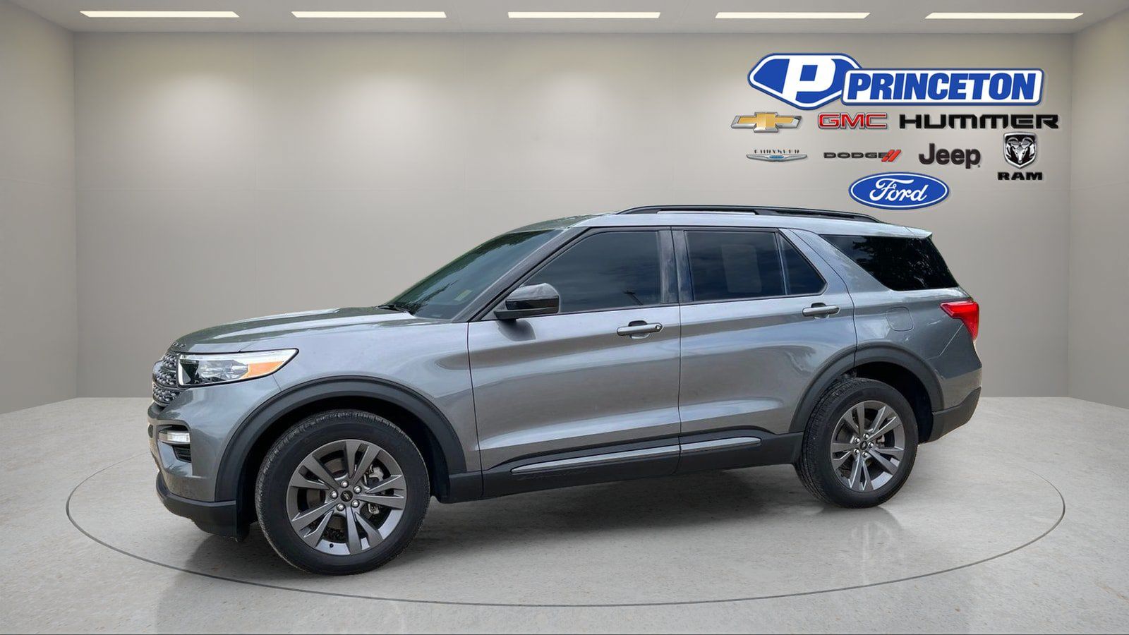 Used 2024 Ford Explorer XLT w/ Equipment Group 202A AWD/4WD image 4