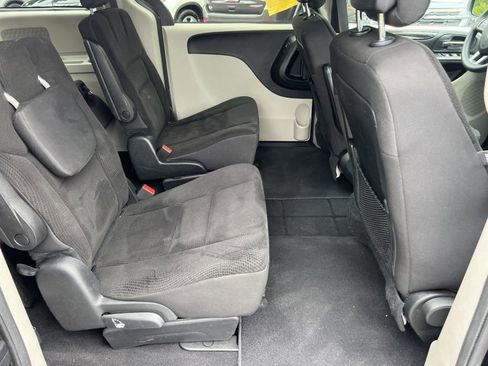 Used 2019 Dodge Grand Caravan SE w/ UConnect Hands-Free Group FWD image 16