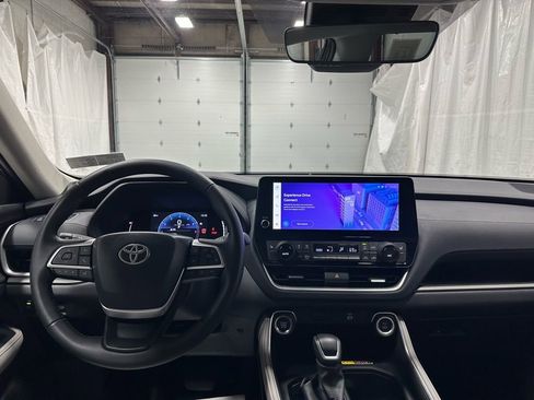 Used 2025 Toyota Grand Highlander AWD image 16
