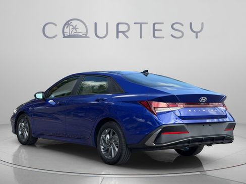 Certified 2024 Hyundai Elantra SEL FWD image 3