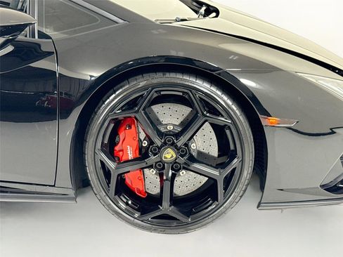 Used 2020 Lamborghini Huracan EVO image 34