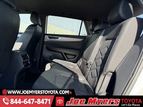 Used 2025 Volkswagen Atlas Cross Sport SE image 28