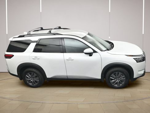 Certified 2025 Nissan Pathfinder SV FWD image 33