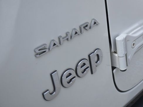 Used 2018 Jeep Wrangler Unlimited Sahara AWD/4WD image 11