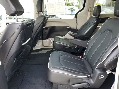 Used 2021 Chrysler Pacifica Limited w/ Uconnect Theater Family Group image 11