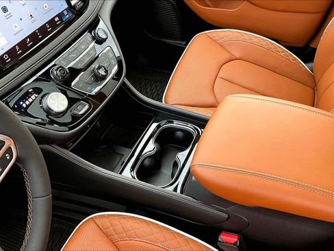 New 2026 Chrysler Pacifica Pinnacle w/ Trailer Tow Group image 17