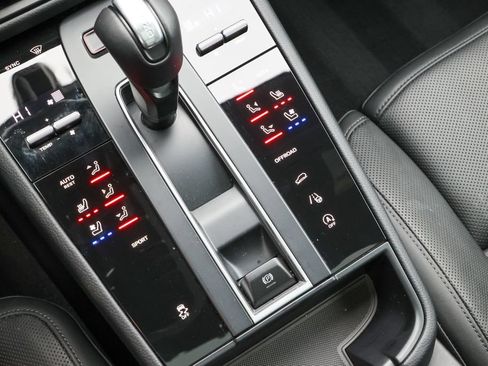 Certified 2026 Porsche Macan Turbo AWD/4WD image 36