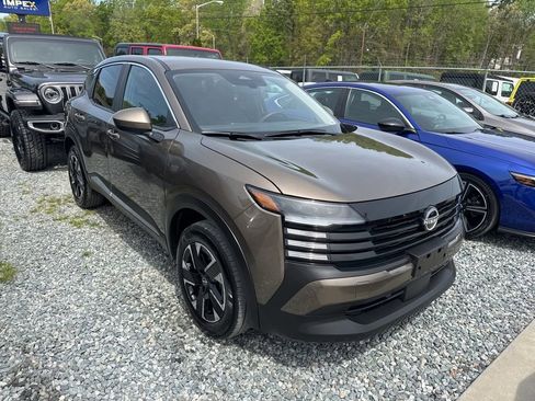 Used 2025 Nissan Kicks SV image 2