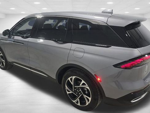 Used 2025 Lincoln Nautilus Premier image 10