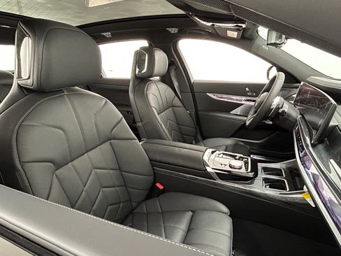 Used 2025 BMW 760i xDrive w/ Executive Package image 42