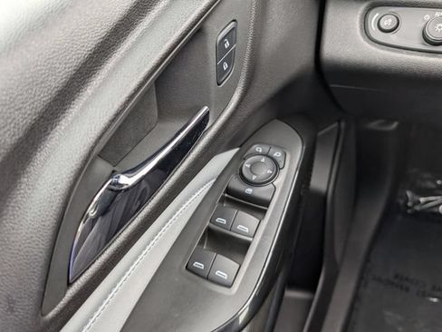 Used 2025 Chevrolet Trax LT FWD image 26