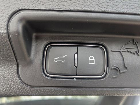 Used 2020 Ford Explorer XLT image 14