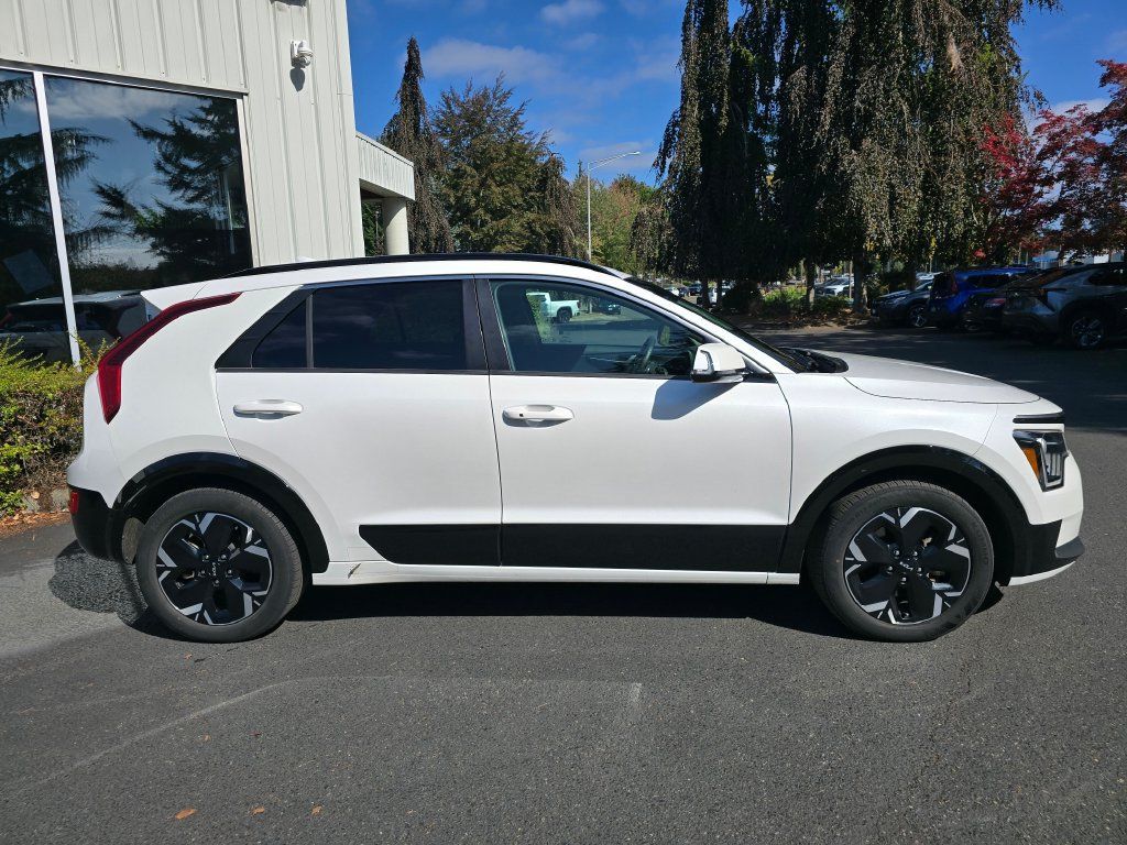 Certified 2023 Kia Niro Wind w/ Wind Preserve Package FWD image 3