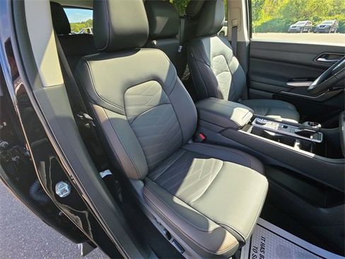 Used 2025 Nissan Pathfinder Platinum w/ Cargo Package image 27