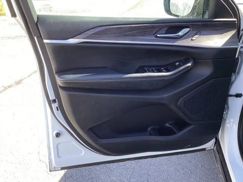 Used 2023 Jeep Grand Cherokee L Limited w/ Black Appearance Package image 18