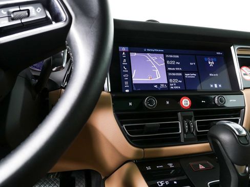 Certified 2025 Porsche Macan image 13