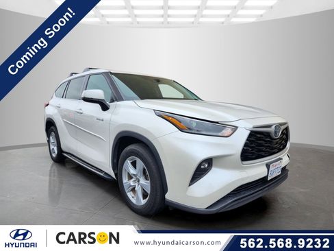 Used 2021 Toyota Highlander LE FWD image 1