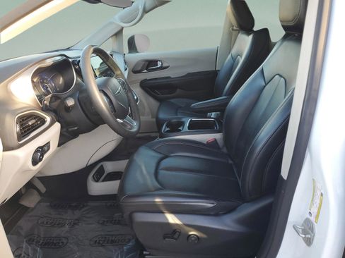 Used 2023 Chrysler Pacifica Touring-L FWD image 15