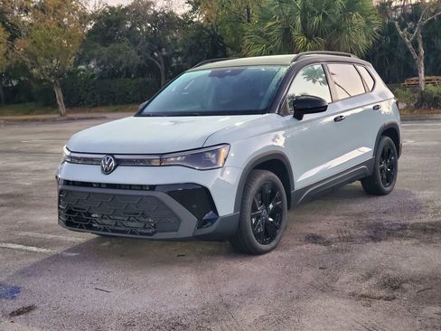 New 2026 Volkswagen Taos SE FWD image 3
