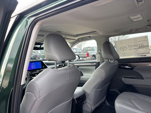 Used 2025 Toyota Highlander Limited image 27