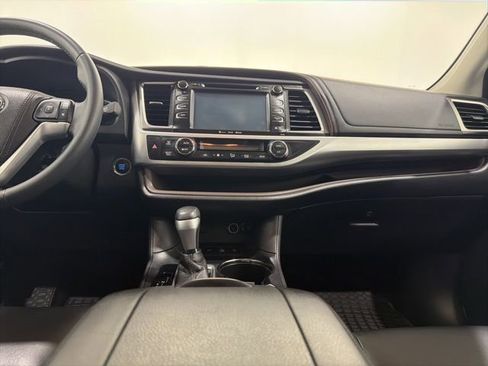 Used 2016 Toyota Highlander XLE AWD/4WD image 39