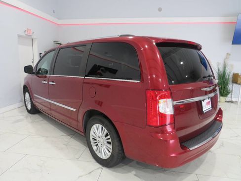 Used 2013 Chrysler Town & Country Limited w/ Luxury Group image 5
