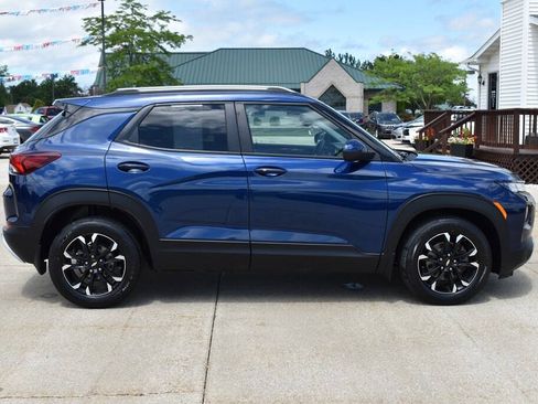 Used 2022 Chevrolet TrailBlazer LT w/ LPO, Blackout Package FWD image 2