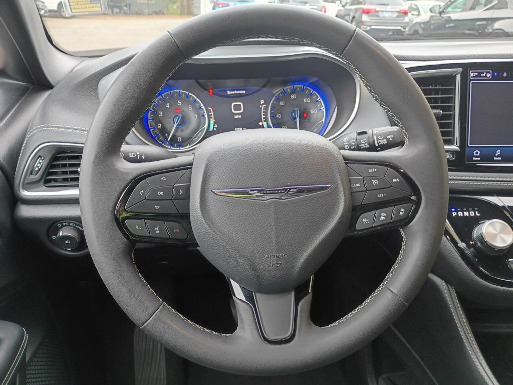 Used 2025 Chrysler Pacifica Limited FWD image 25