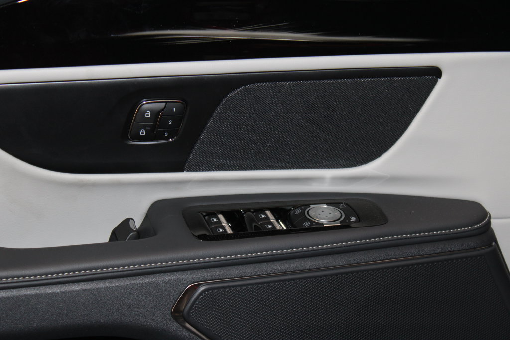 Used 2025 Lincoln Nautilus Premier AWD/4WD image 32