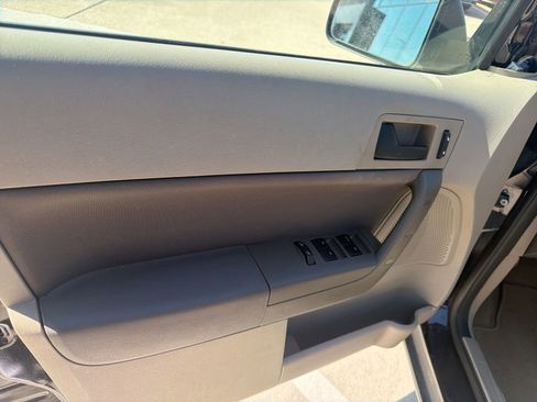 Used 2010 Ford Focus SE FWD image 16