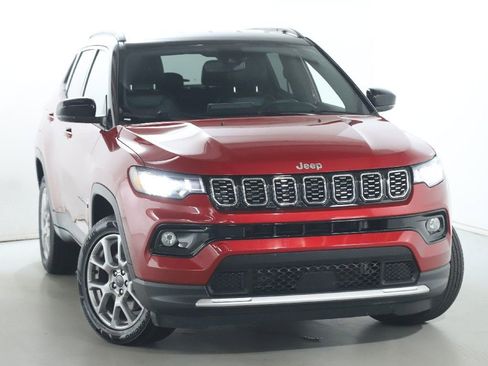 Used 2025 Jeep Compass Limited AWD/4WD image 2