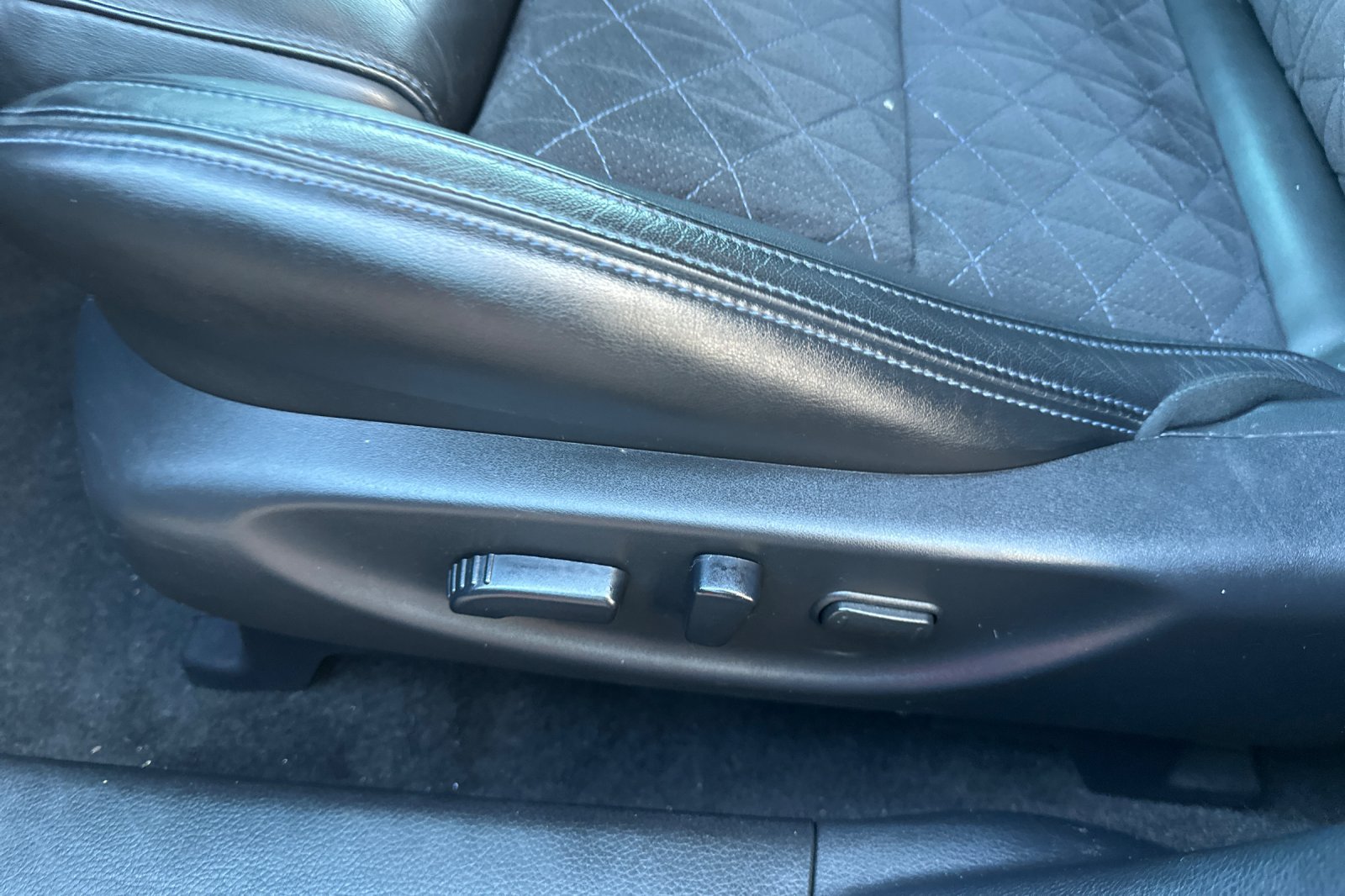 Used 2018 Nissan Maxima SR w/ Interior Lighting Package FWD image 13