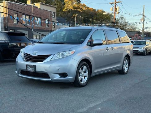 Used 2013 Toyota Sienna LE FWD image 1