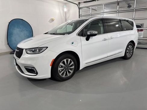 Used 2023 Chrysler Pacifica Limited FWD image 3
