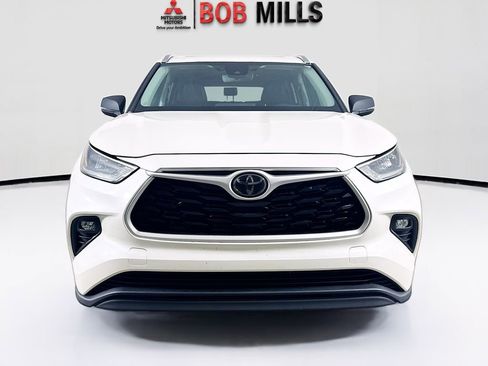 Used 2020 Toyota Highlander XLE FWD image 2