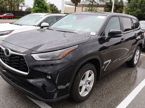 Used 2024 Toyota Highlander LE FWD image 2