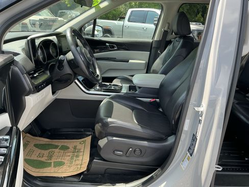 Used 2024 Kia Carnival EX FWD image 11