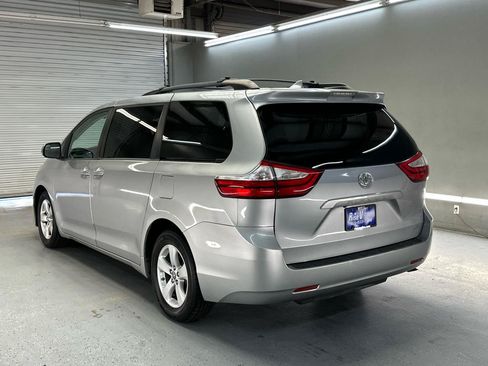 Used 2018 Toyota Sienna LE w/ Carpet Mat Package FWD image 6