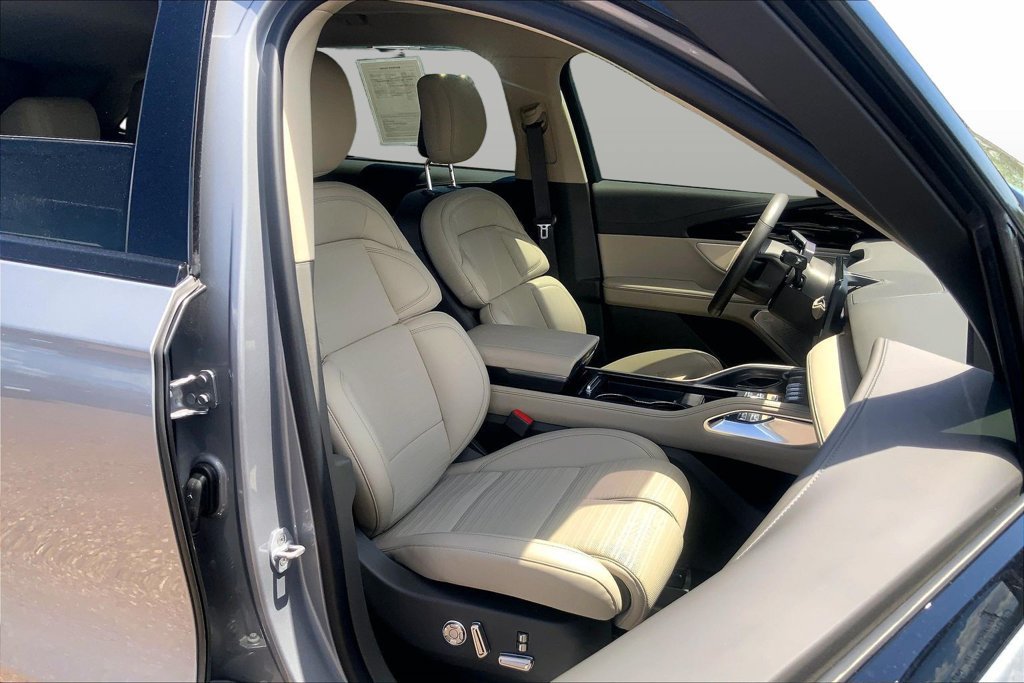 Used 2025 Lincoln Nautilus Reserve AWD/4WD image 7