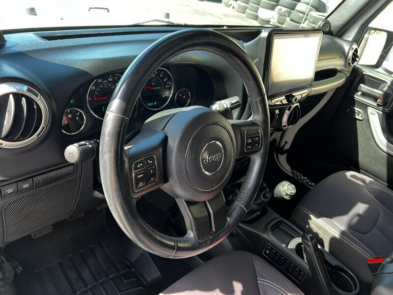 Used 2013 Jeep Wrangler Unlimited Rubicon w/ Connectivity Group AWD/4WD image 29