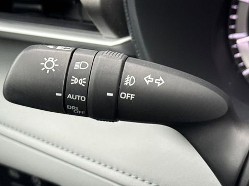 Used 2024 Toyota Highlander LE AWD/4WD image 19