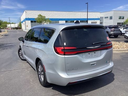 Used 2024 Chrysler Pacifica Limited FWD image 2