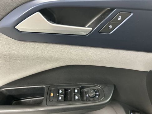 Used 2022 Volkswagen Taos SE AWD/4WD image 11