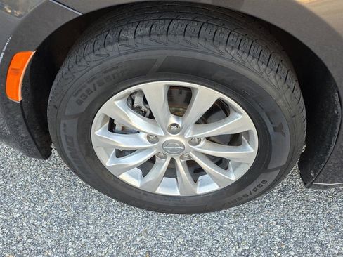 Used 2019 Chrysler Pacifica Touring-L image 34