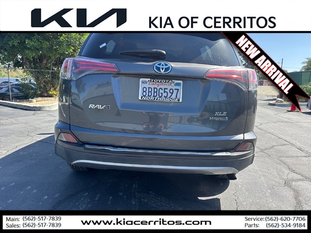 Used 2017 Toyota RAV4 XLE AWD/4WD image 4